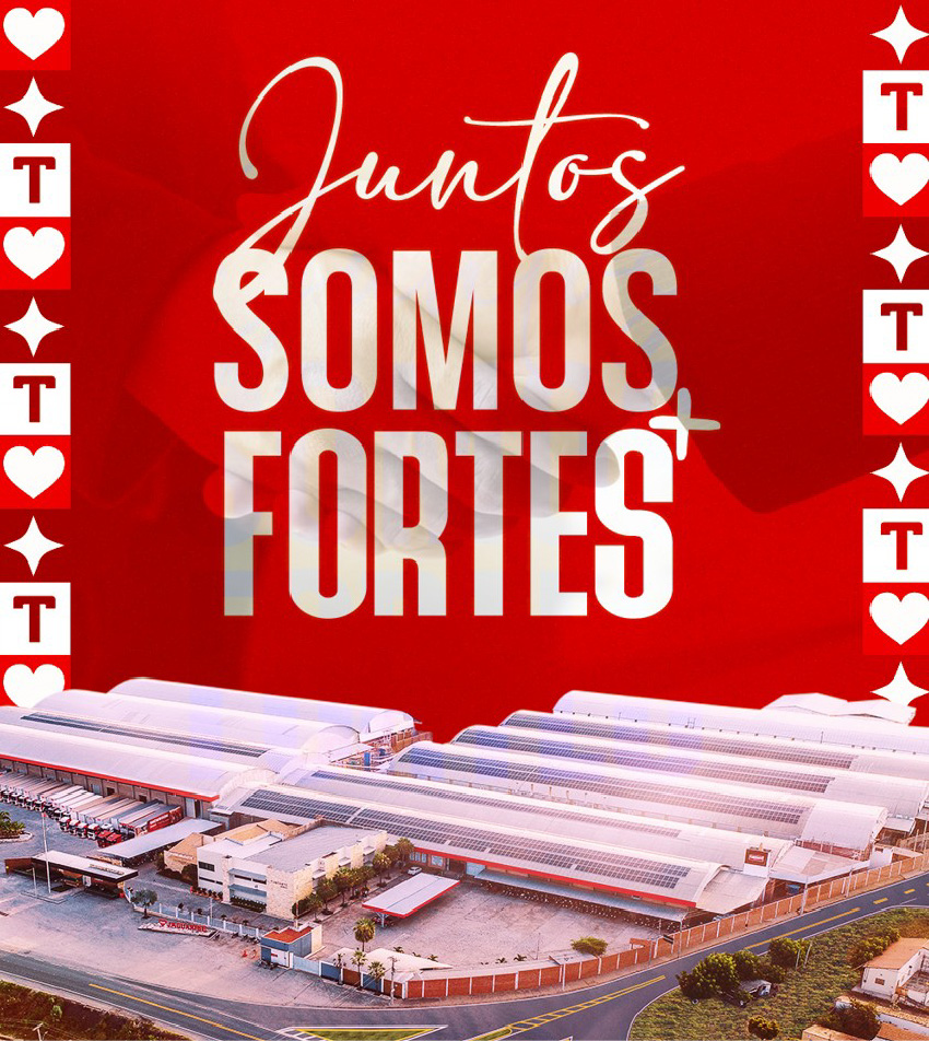 Família caminhando por uma rua